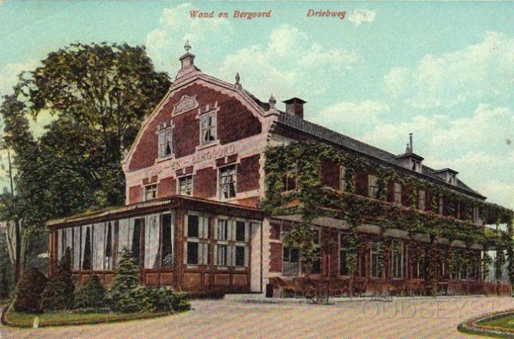 Driebergseweg0013, Zeist Driebweg Woud- en Bergoord. 1910.jpg - In de driehoek Hoofdstraat-0dijkerweg-Spoorlijn lag in het midden van de 19e eeuw een boerenhoeve, eigendom van boer Woudenberg. Toen in 1844 vlak naast z’n deur het spoorwegstation Driebergen kwam te liggen, zag hij z’n kans en liet vlug in zijn voortuin een hotel bouwen. Boer Woudenberg hechtte z’n eigen naam eraan: Woud- en Bergoord. Aanvankelijk deed het hotel goede zaken, maar rond de eeuwwende kwam er de klad in, waarop het in 1913 weer werd afgebroken. Nadien heeft er jarenlang een slachterij/vleeswarenindustrie gestaan (Gevato). Nu is hier het kantoor van Staats Bos Beheer in gevestigd. Opname van 1906.